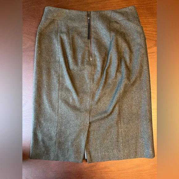 Ann Taylor pencil skirt. Size 6. - Picture 4 of 8